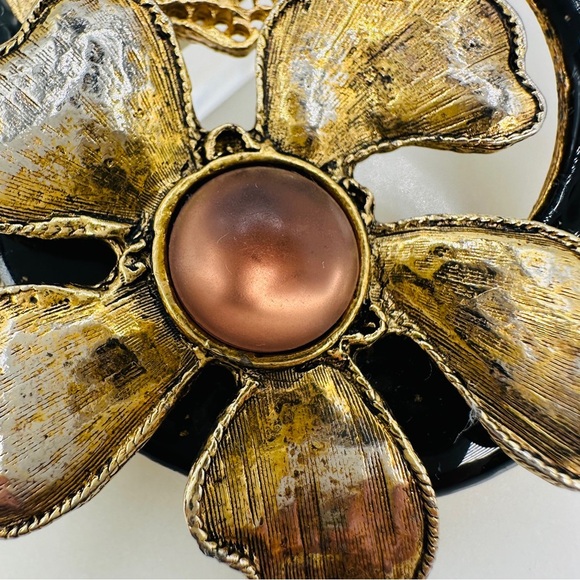 Vintage Circle Flower Brooch Pin Black Enamel Gold Tone with Detailed Leaf 2.5” - Picture 6 of 9